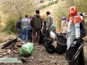 گروه رفتگران طبیعت در حال پاکسازی