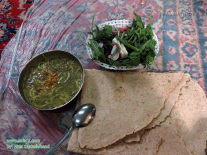 آش داغ و نان وپنیر محلی